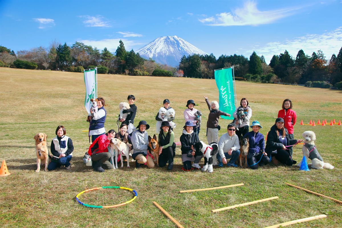 富士山を望む会場での集合写真