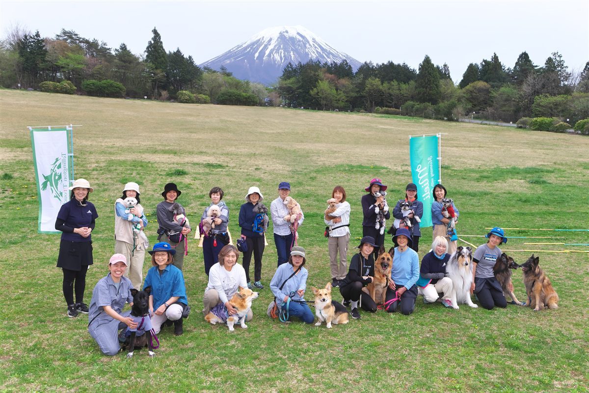 ワークショップ参加者と犬たちの集合写真