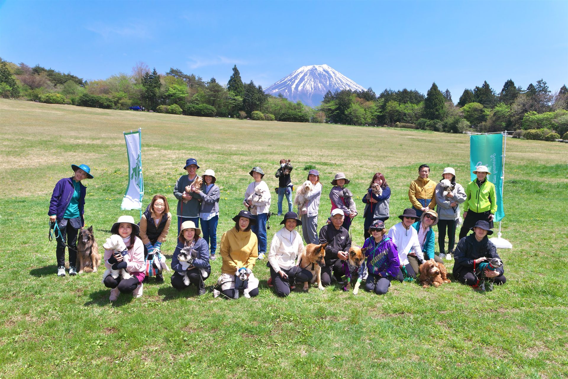 富士山麓の草原で行われたTタッチワークショップの様子
