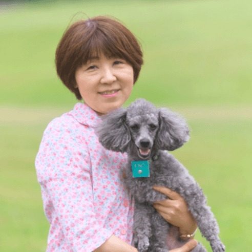 愛犬を抱いて笑顔の茶谷千穂