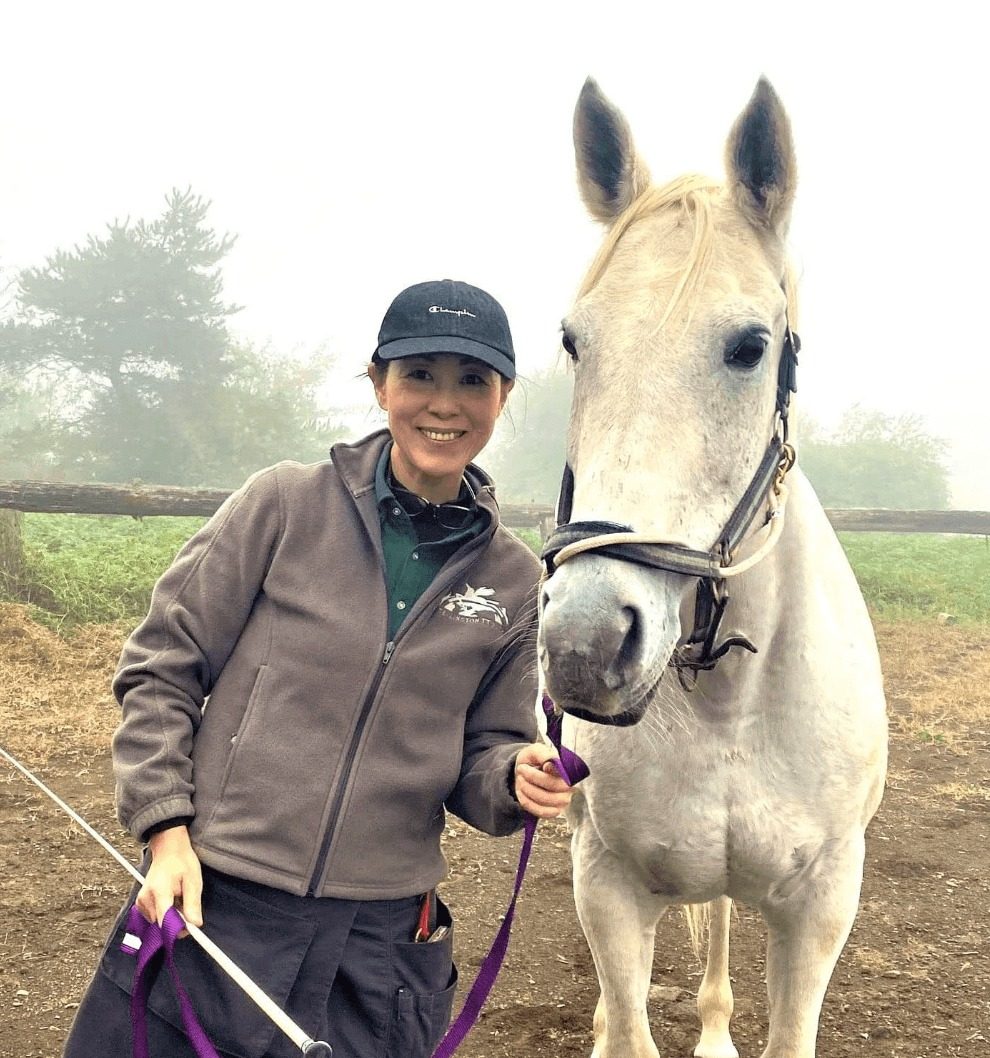 馬と並んで立つ田中由香里