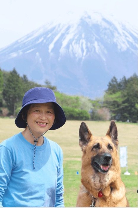 愛犬と並んで立つ渡辺佳寿子
