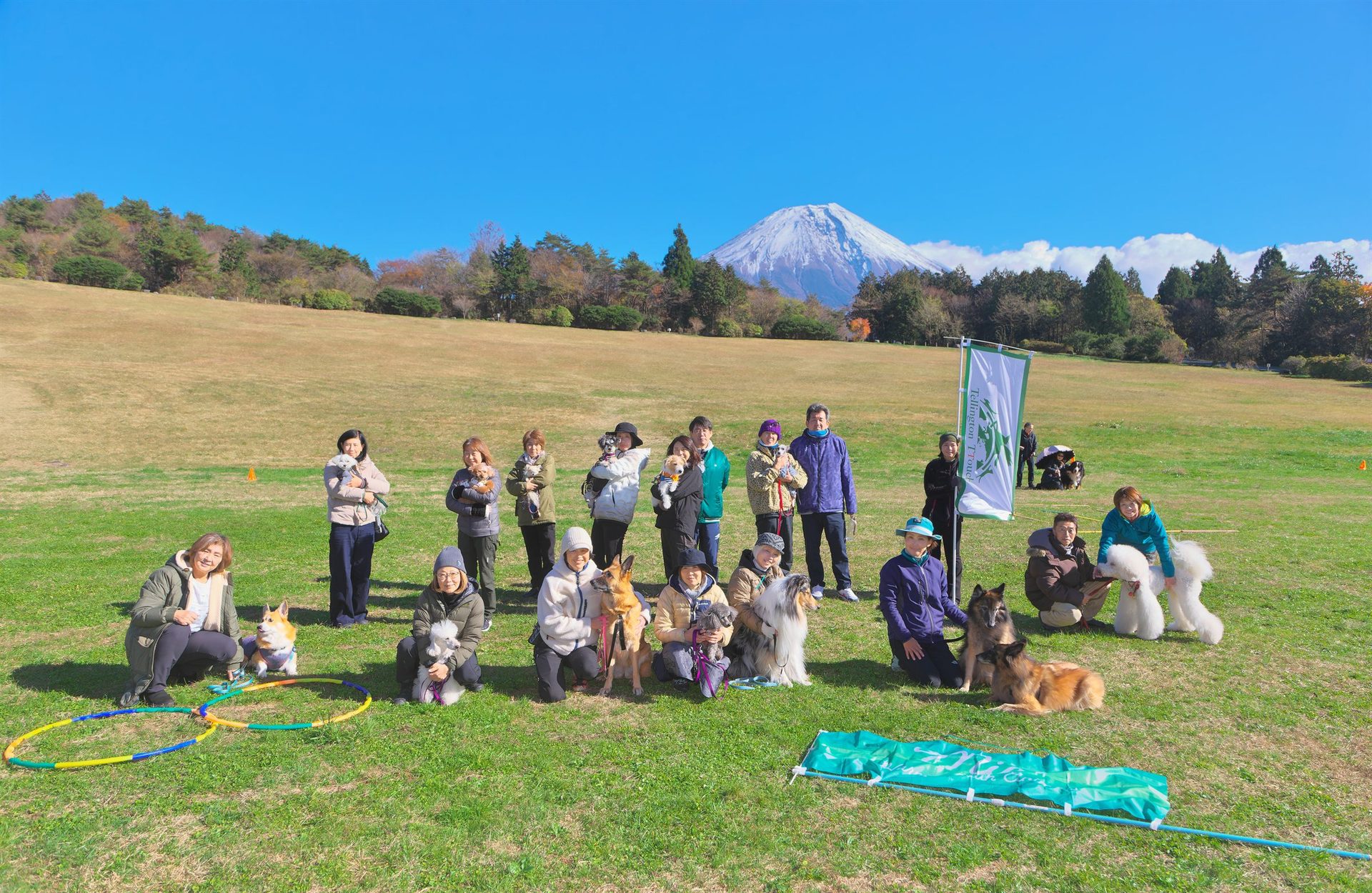 富士山を背景にしたワークショップの集合写真